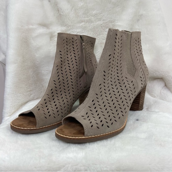 TOMS MAJORCA khaki suede cut out PEEP TOE BOOTIES. Size 9 - Picture 2 of 16